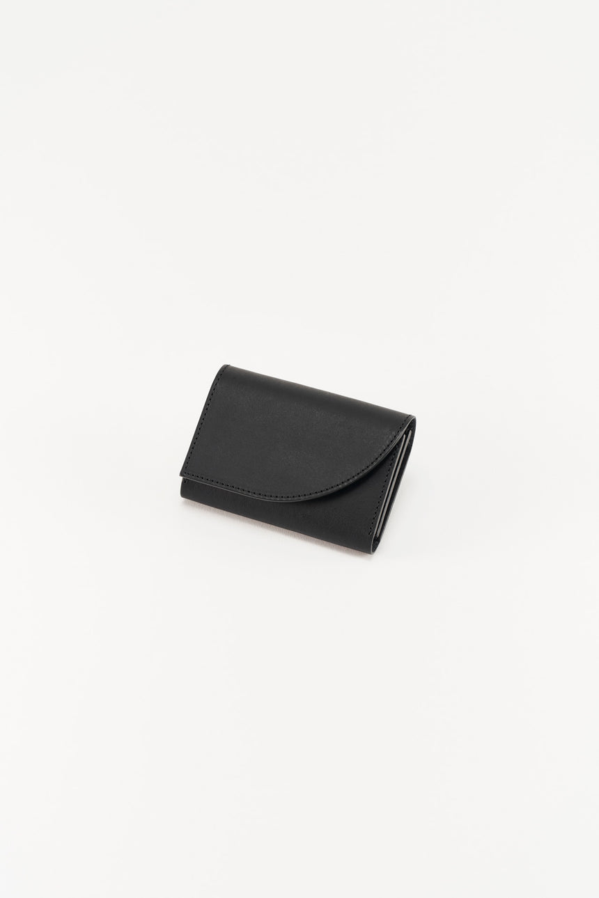 フラップの形状が特徴的なレザーのミニ財布
