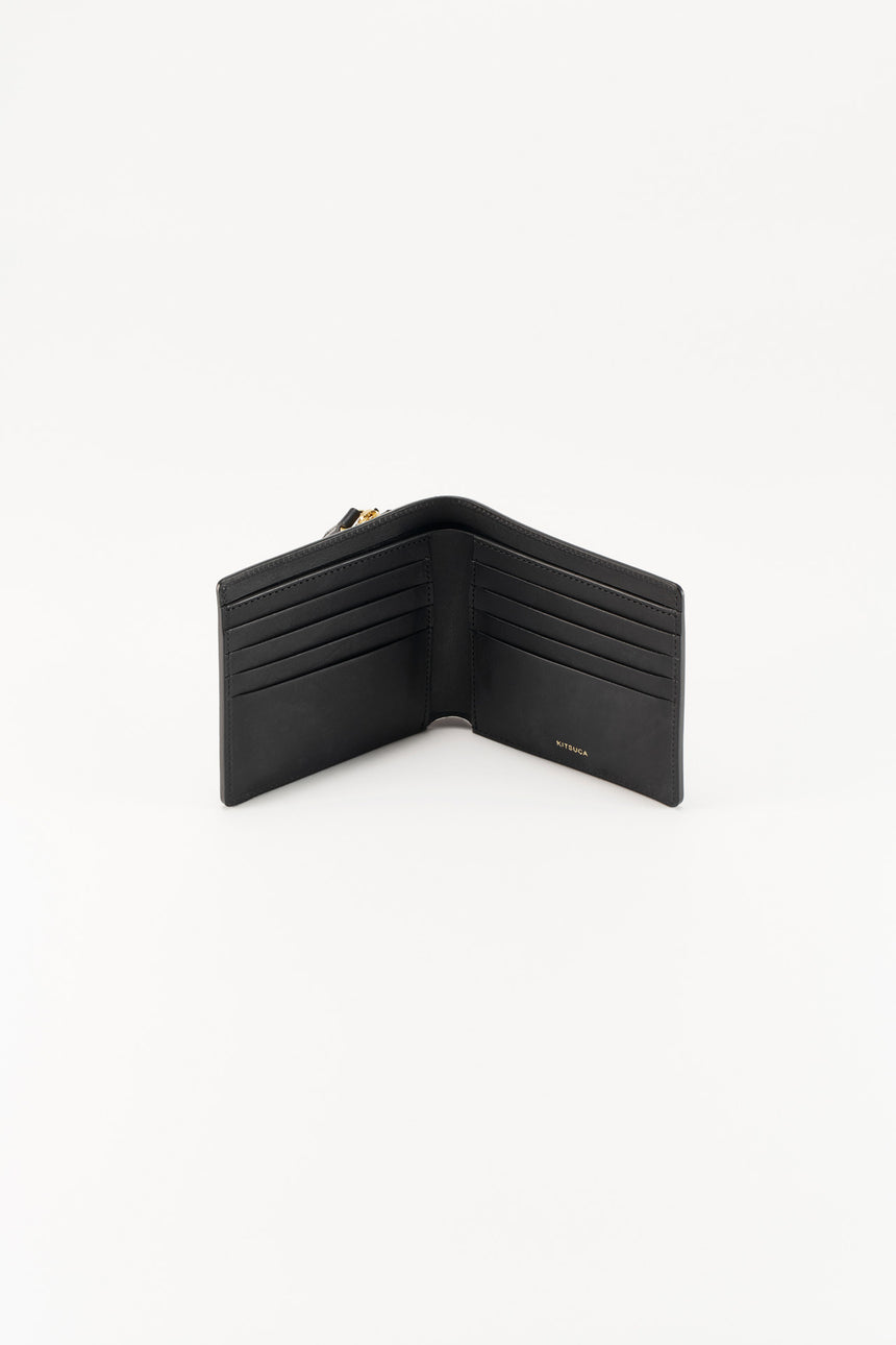 外側に付いたコインケースが特徴的なミニマルなレザーの二つ折り財布