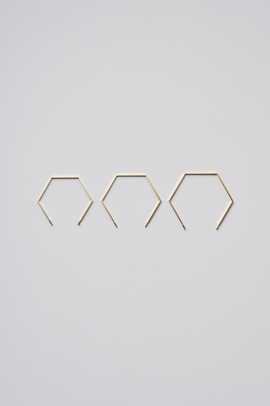 6角形(Hexagon)の形をしたシンプルな、真鍮製アクセサリーのバングルのS,M,Lサイズの写真