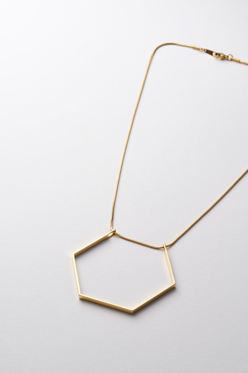 6角形(Hexagon)の形をしたシンプルな、真鍮製アクセサリーのネックレス