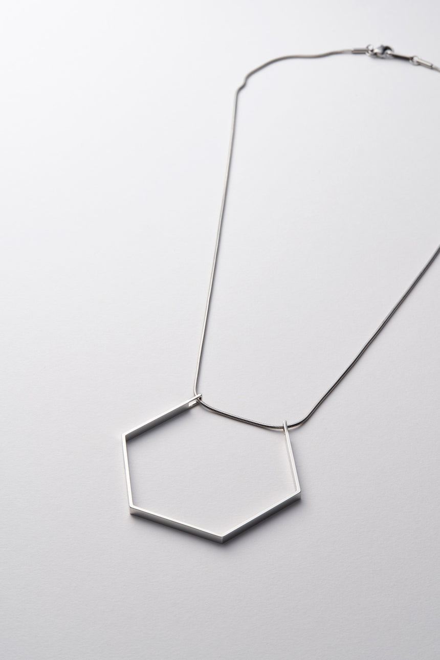 6角形(Hexagon)の形をしたシンプルな、真鍮製アクセサリーのネックレス
