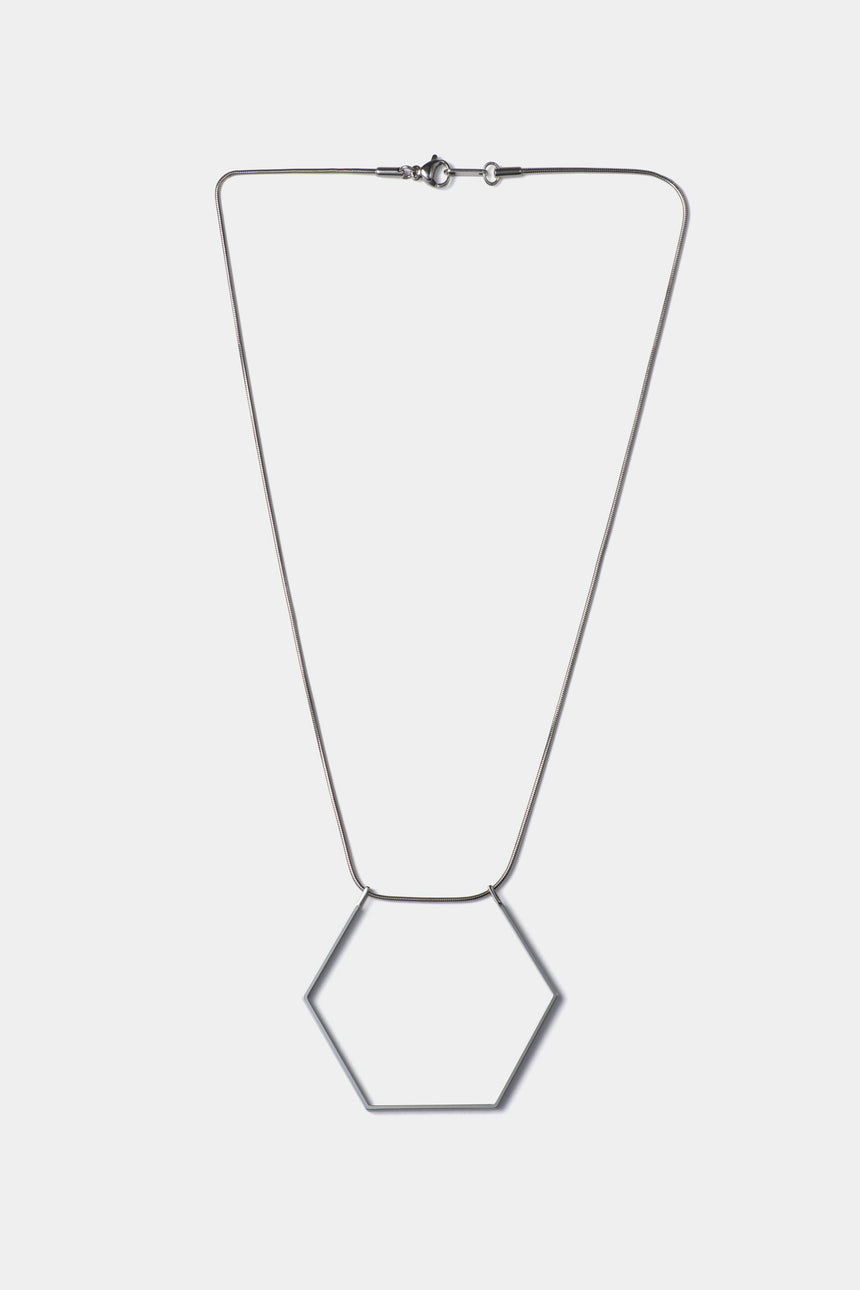 6角形(Hexagon)の形をしたシンプルな、真鍮製アクセサリーのネックレス