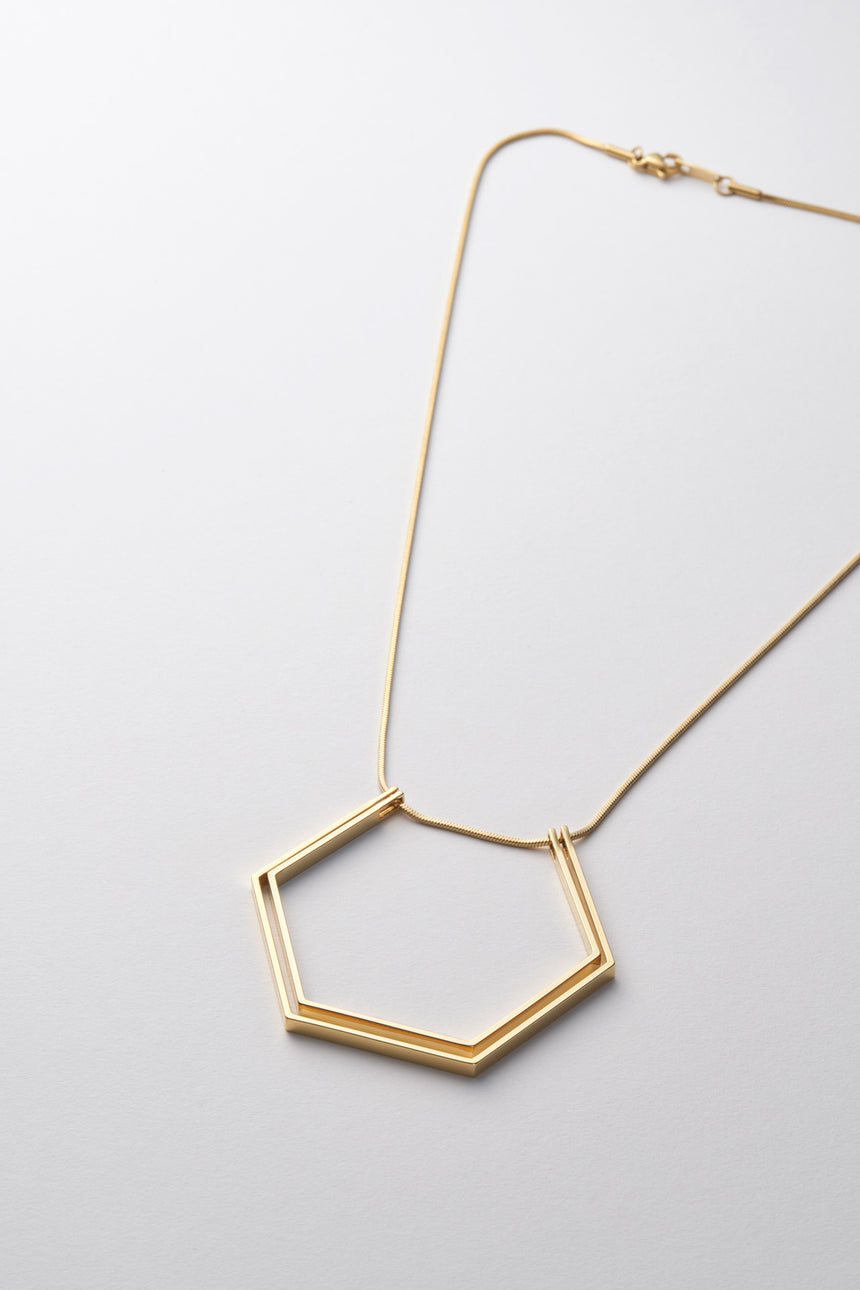 6角形(Hexagon)の形をしたシンプルな、真鍮製アクセサリーのネックレス