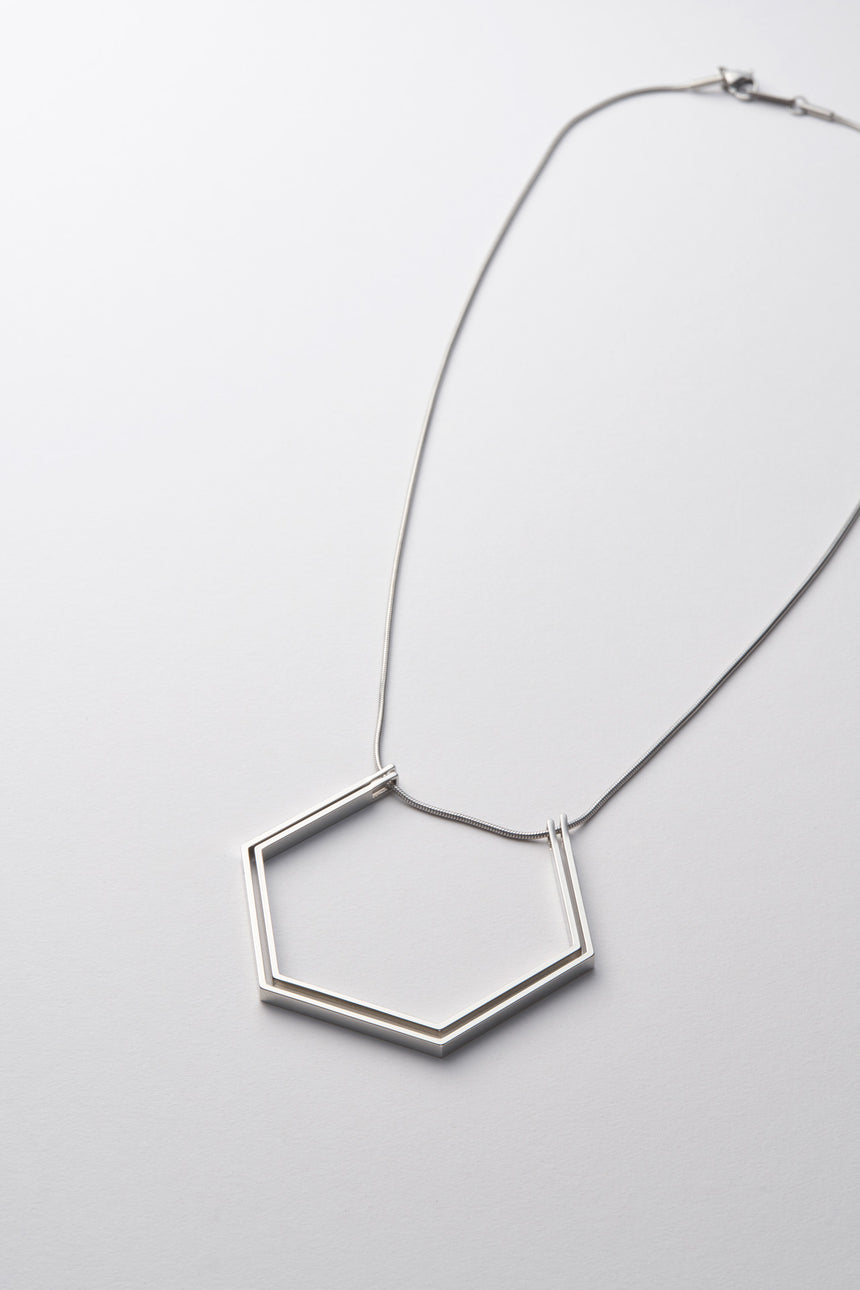 6角形(Hexagon)の形をしたシンプルな、真鍮製アクセサリーのネックレス