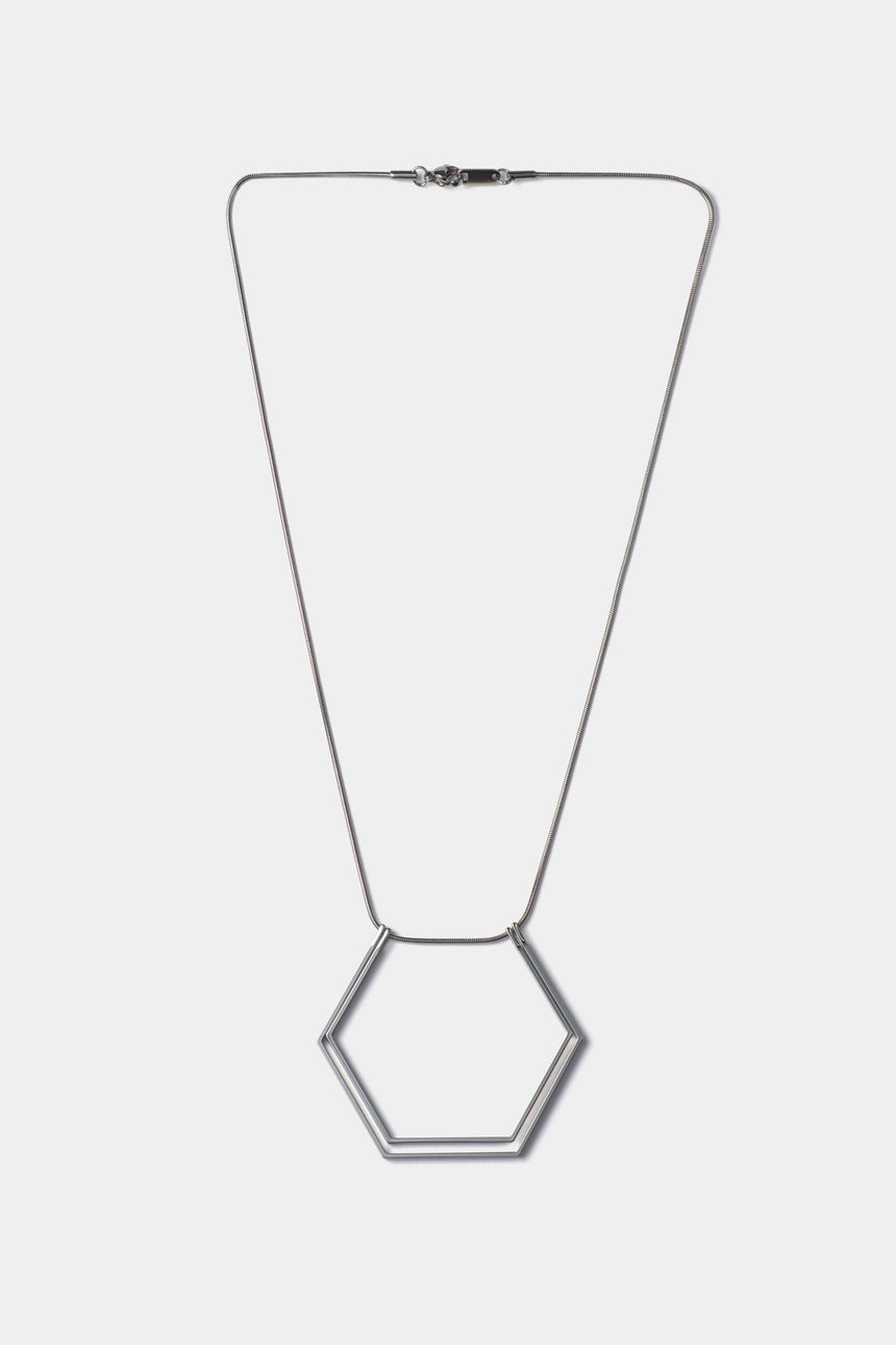 6角形(Hexagon)の形をしたシンプルな、真鍮製アクセサリーのネックレス