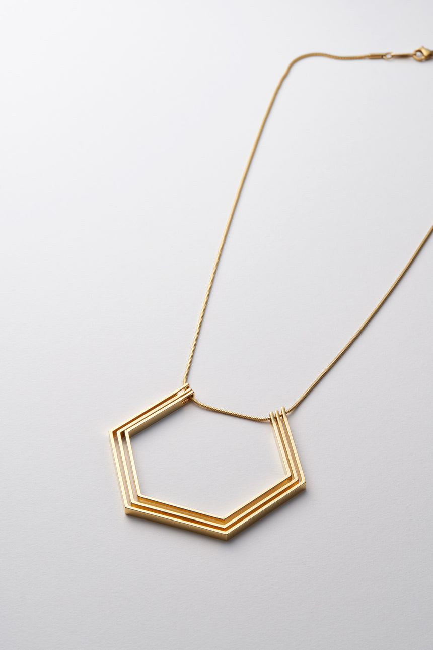 6角形(Hexagon)の形をしたシンプルな、真鍮製アクセサリーのネックレス