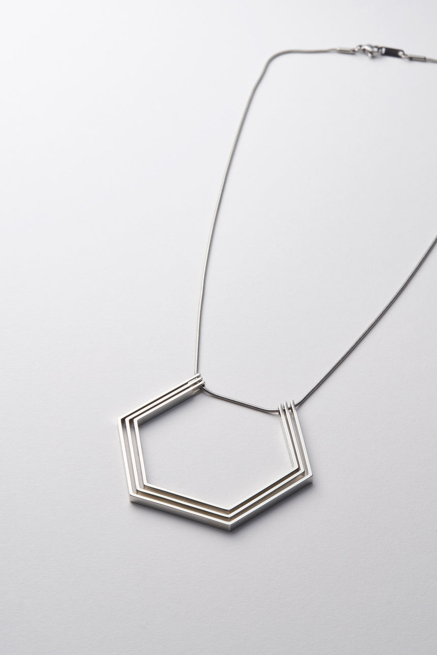 6角形(Hexagon)の形をしたシンプルな、真鍮製アクセサリーのネックレス