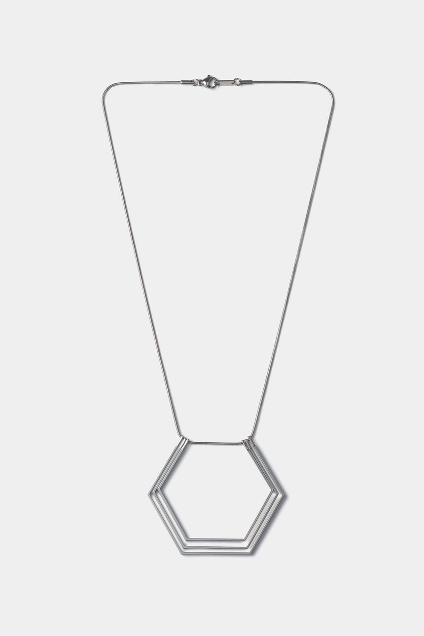6角形(Hexagon)の形をしたシンプルな、真鍮製アクセサリーのネックレス