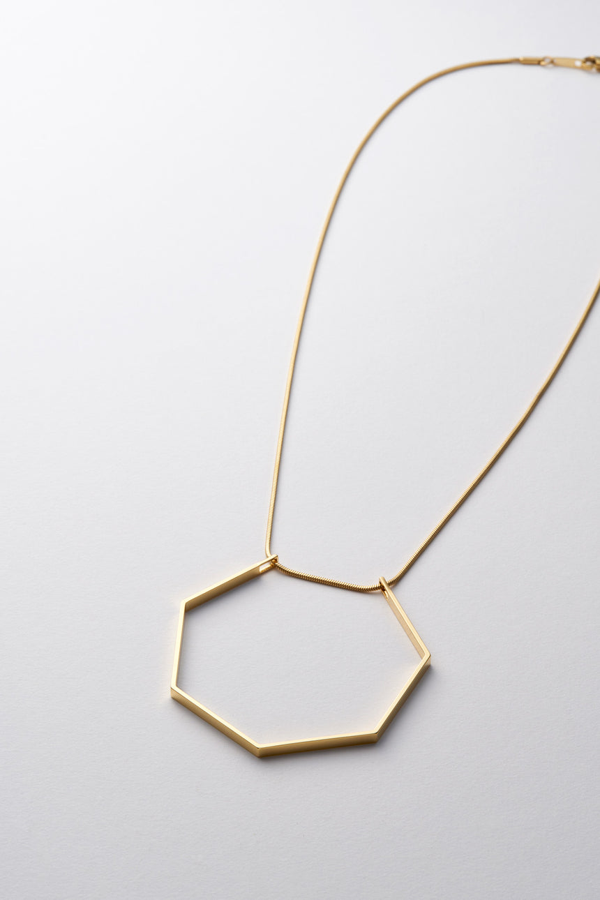 7角形(Heptagon)の形をしたシンプルな、真鍮製アクセサリーのネックレス