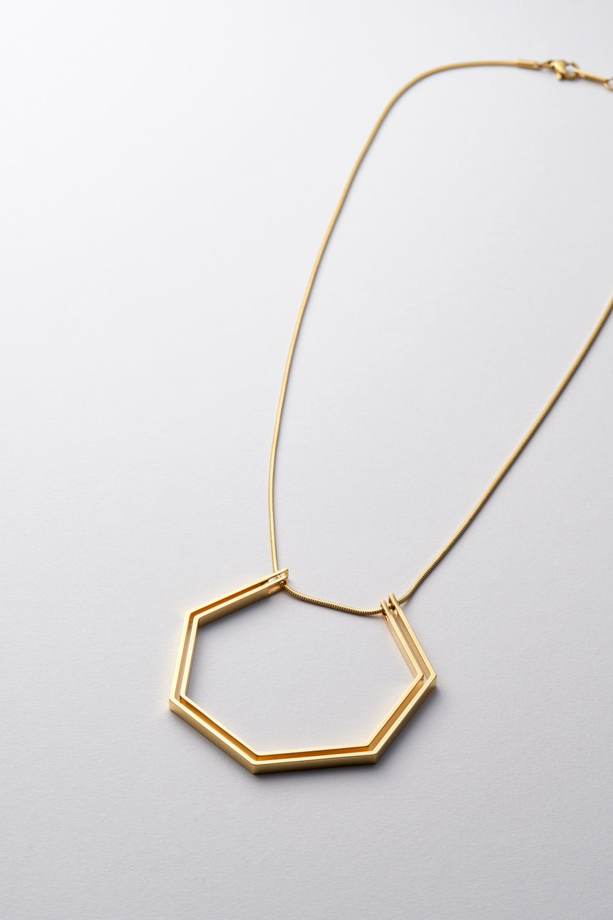 7角形(Heptagon)の形をしたシンプルな、真鍮製アクセサリーのネックレス