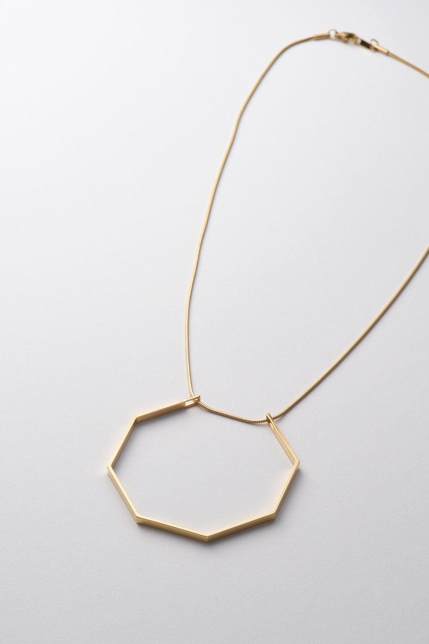 8角形(Octagon)の形をしたシンプルな、真鍮製アクセサリーのネックレス