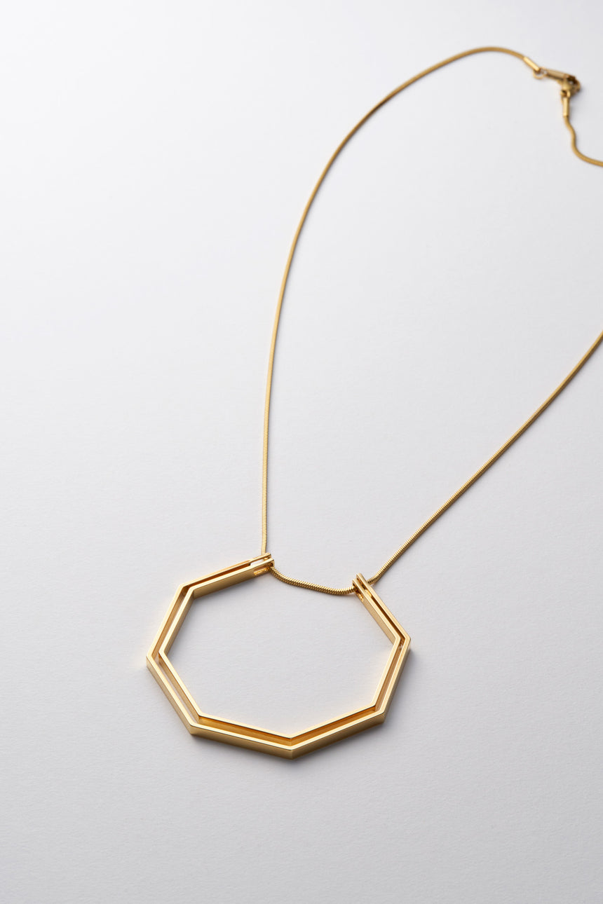 8角形(Octagon)の形をしたシンプルな、真鍮製アクセサリーのネックレス
