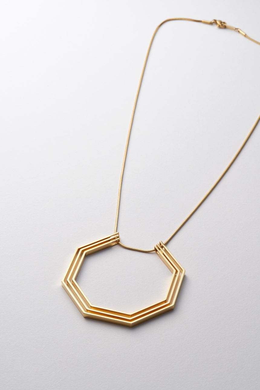 8角形(Octagon)の形をしたシンプルな、真鍮製アクセサリーのネックレス