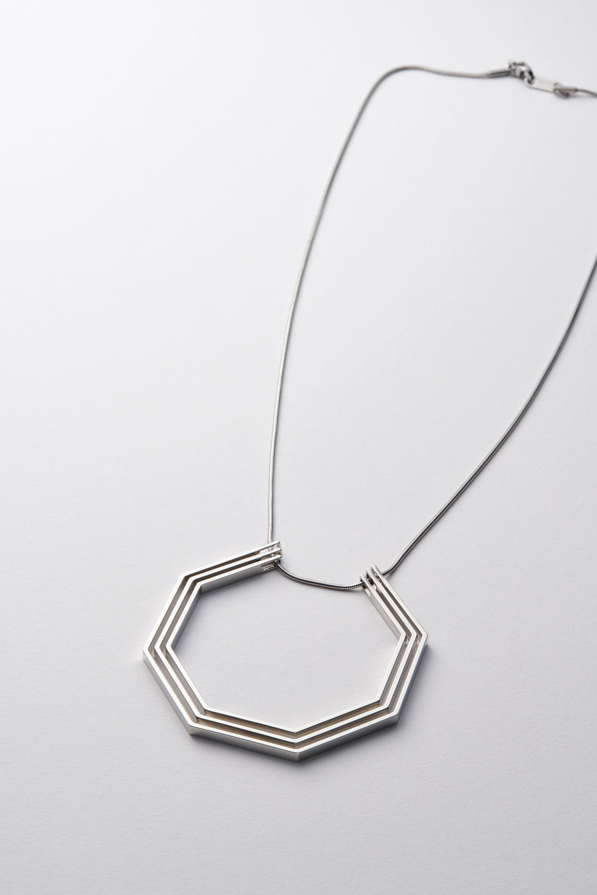 8角形の形をしたシンプルな、真鍮製アクセサリーのネックレス