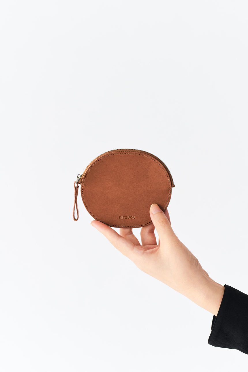茶色いシンプルな革製コインケース（ミニ財布）