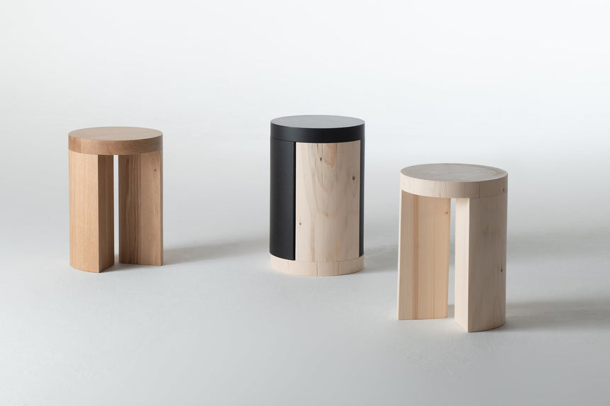 シンプルな木製スツール。北海道産カラマツの丸太とナラ無垢材（オーク）で製作。