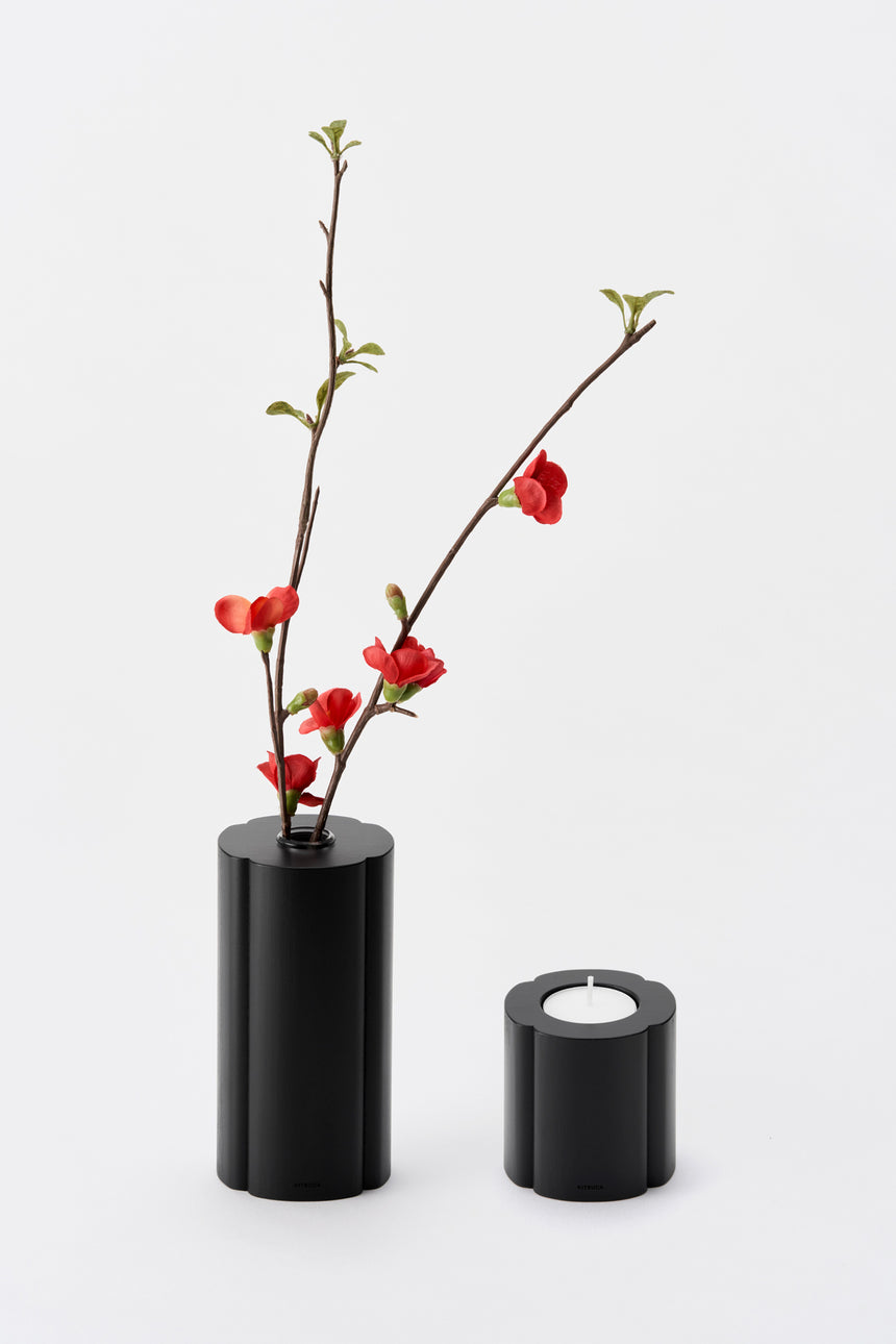 木瓜紋をモチーフにした木製フラワーベース（一輪挿し）とキャンドルホルダー。