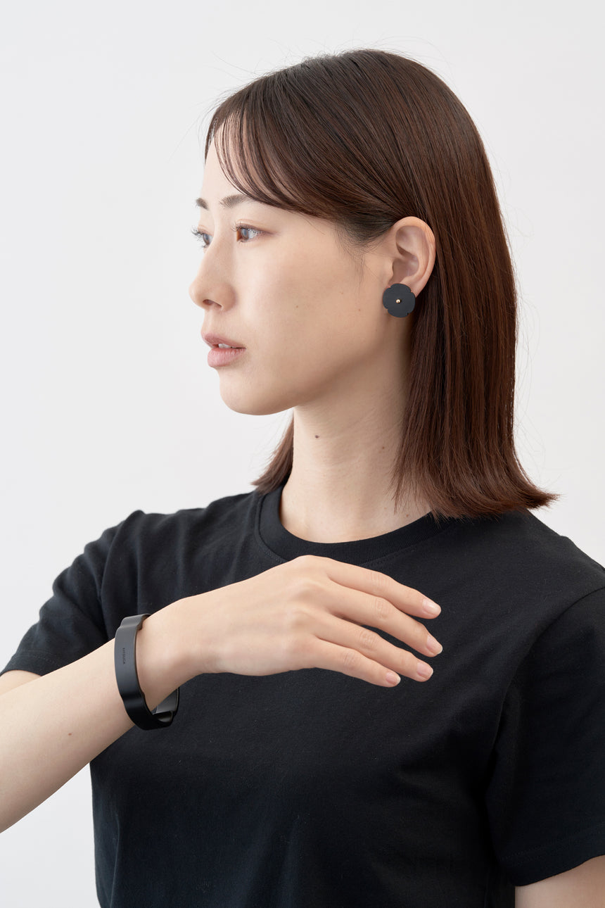 木瓜紋をモチーフにした18Kイエローゴールドの木製ピアスとバングル。