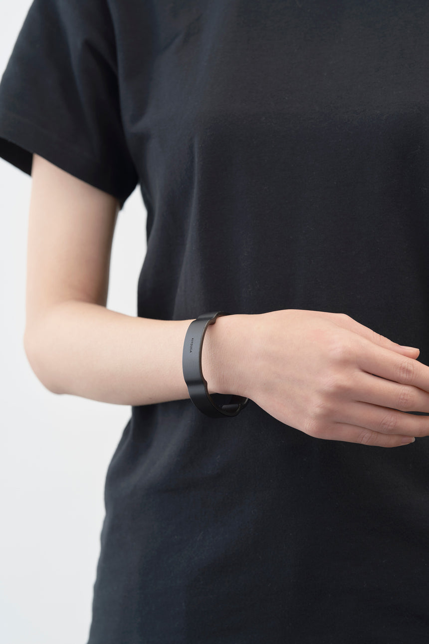 木瓜紋をモチーフにした木製バングルをしたモデル。