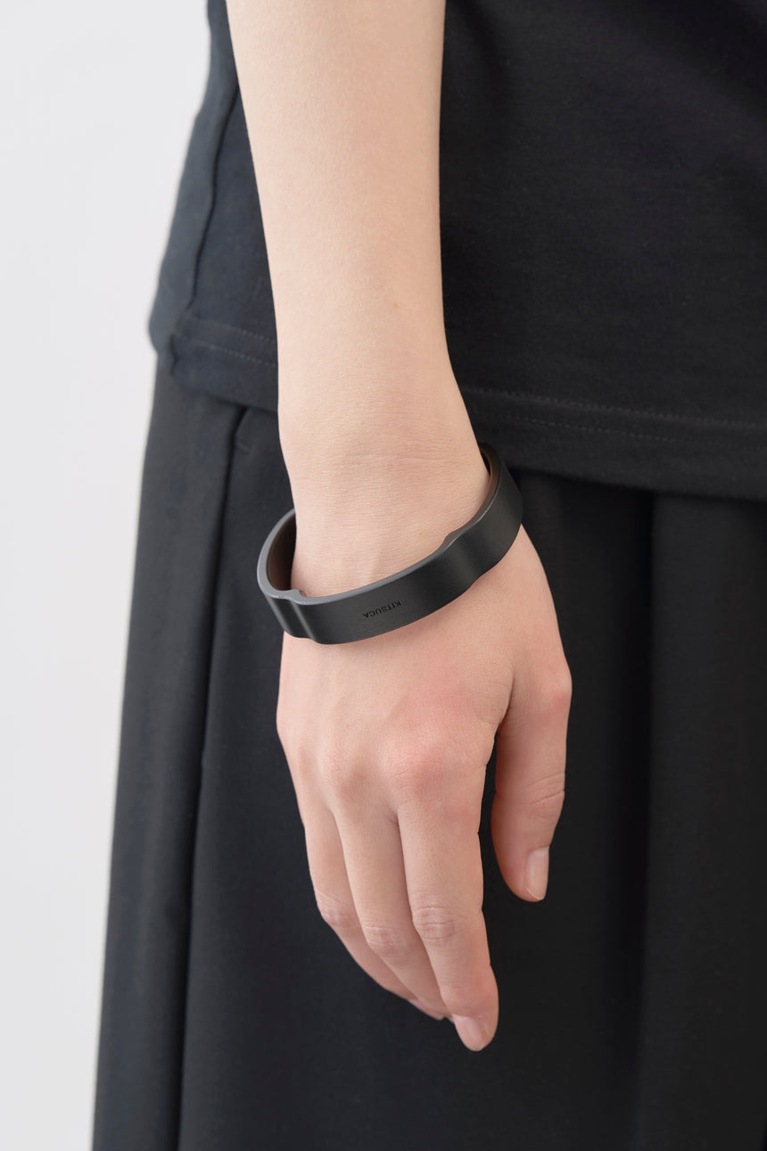 木瓜紋をモチーフにした木製バングルとモデル