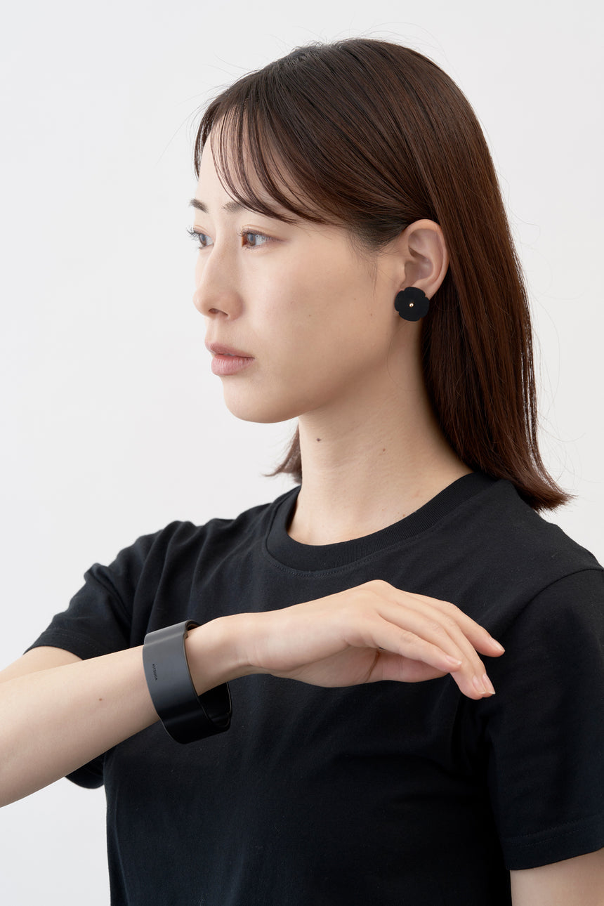 木瓜紋をモチーフにした18Kイエローゴールドの木製ピアスとバングル。