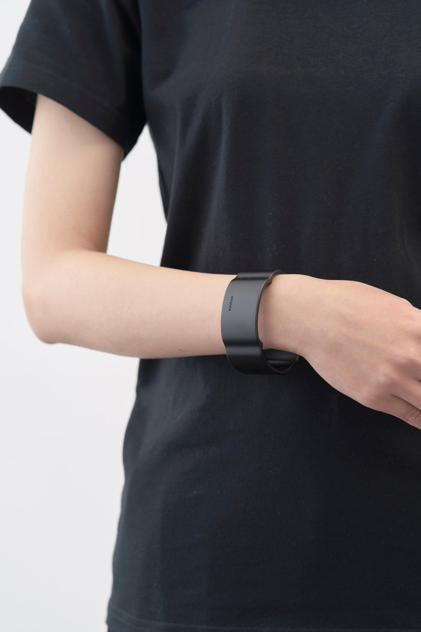 木瓜紋をモチーフにした木製バングルをしたモデル。