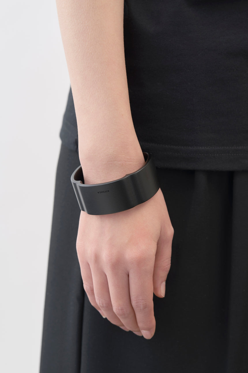 木瓜紋をモチーフにした木製バングルとモデル