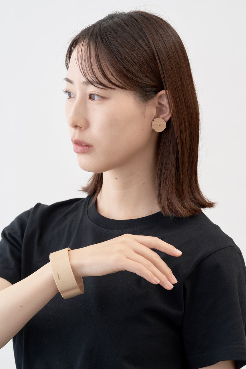 木瓜紋をモチーフにした18Kイエローゴールドの木製ピアスとバングル。