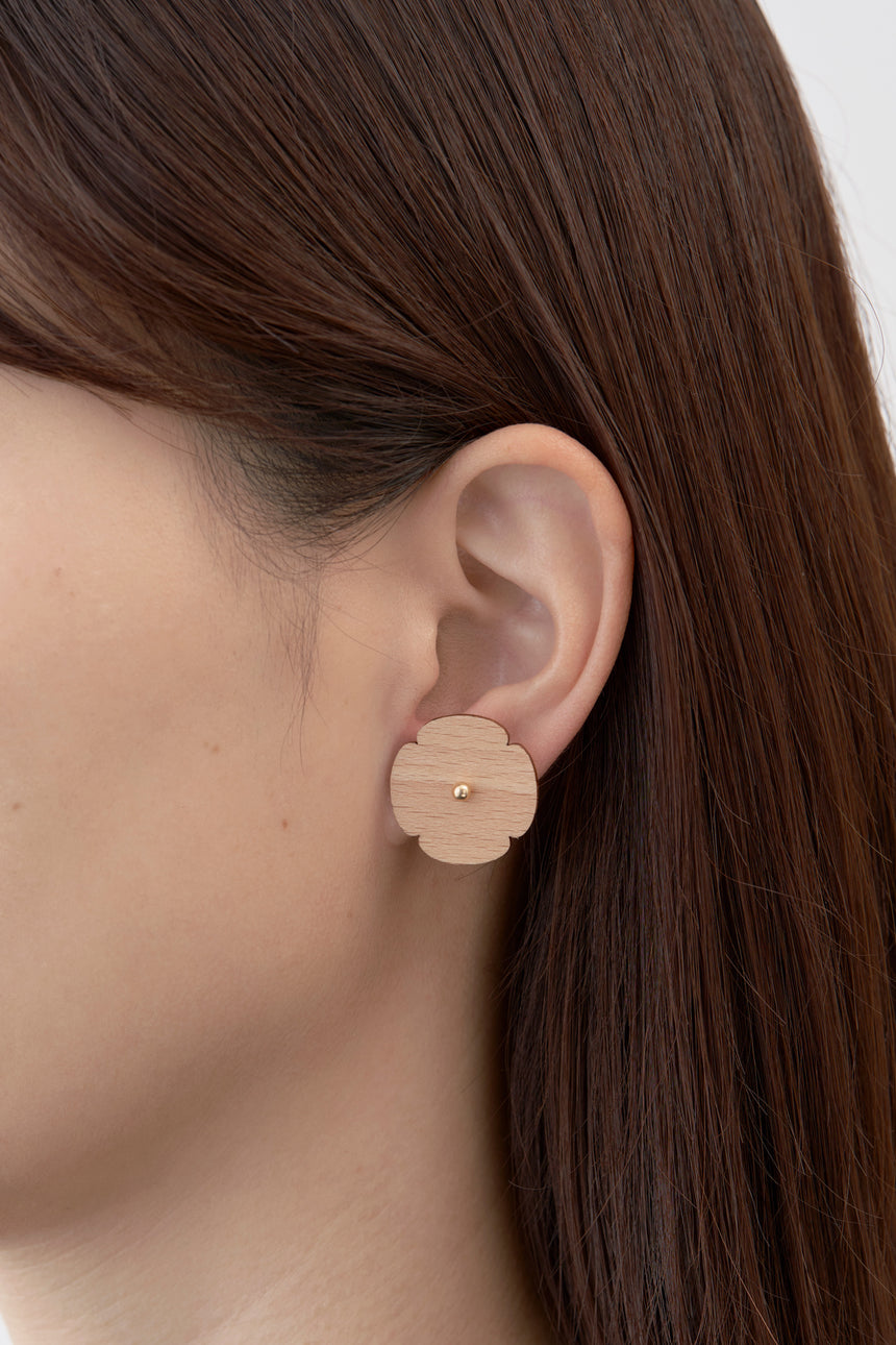 木瓜紋をモチーフにした18Kイエローゴールドの木製ピアス。