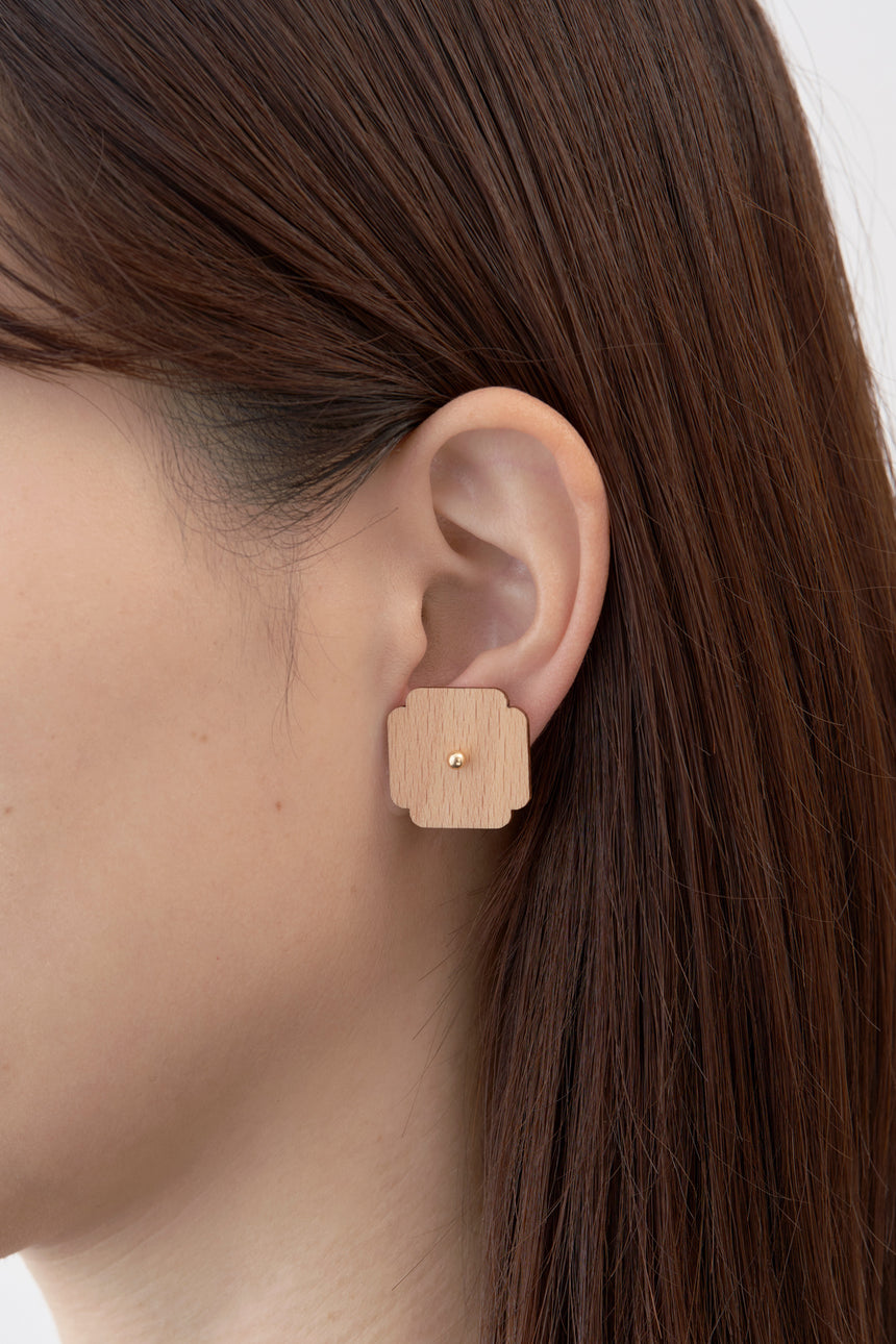 木瓜紋をモチーフにした18Kイエローゴールドの木製ピアス。