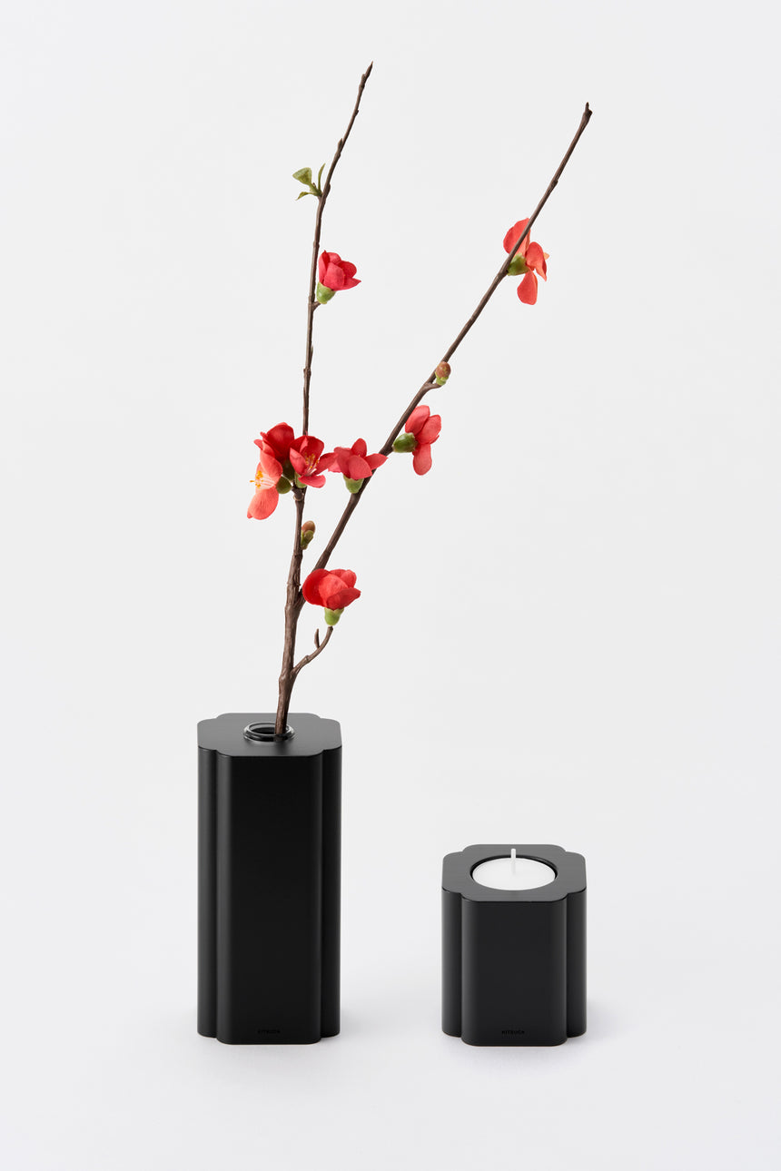 木瓜紋をモチーフにした木製フラワーベース（一輪挿し）とキャンドルホルダー。