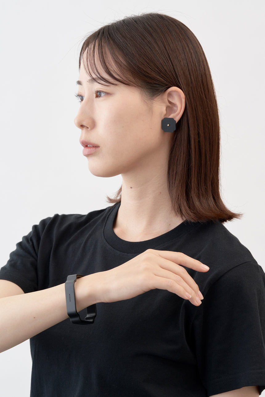 木瓜紋をモチーフにした18Kイエローゴールドの木製ピアスとバングル。