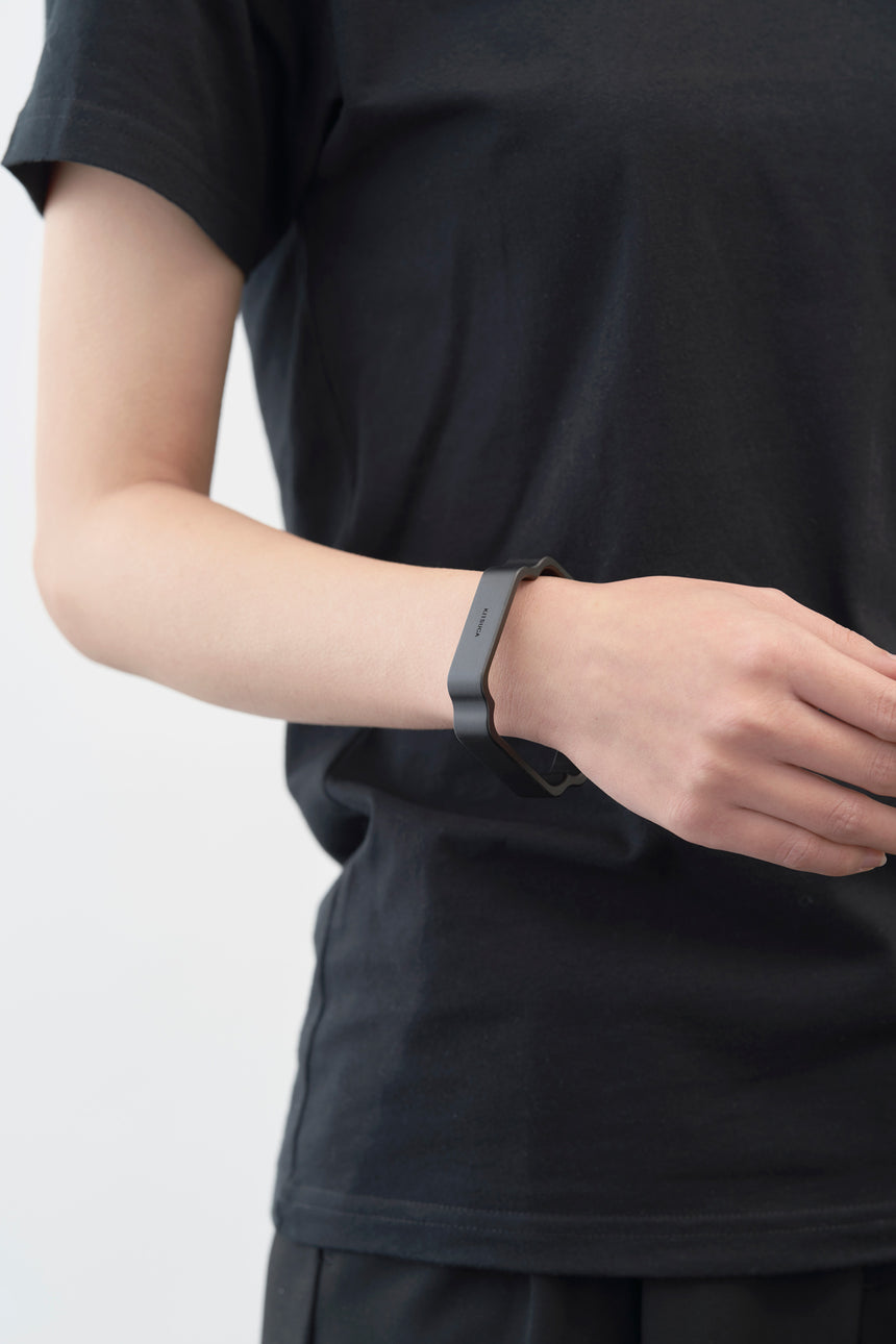 木瓜紋をモチーフにした木製バングルをしたモデル。