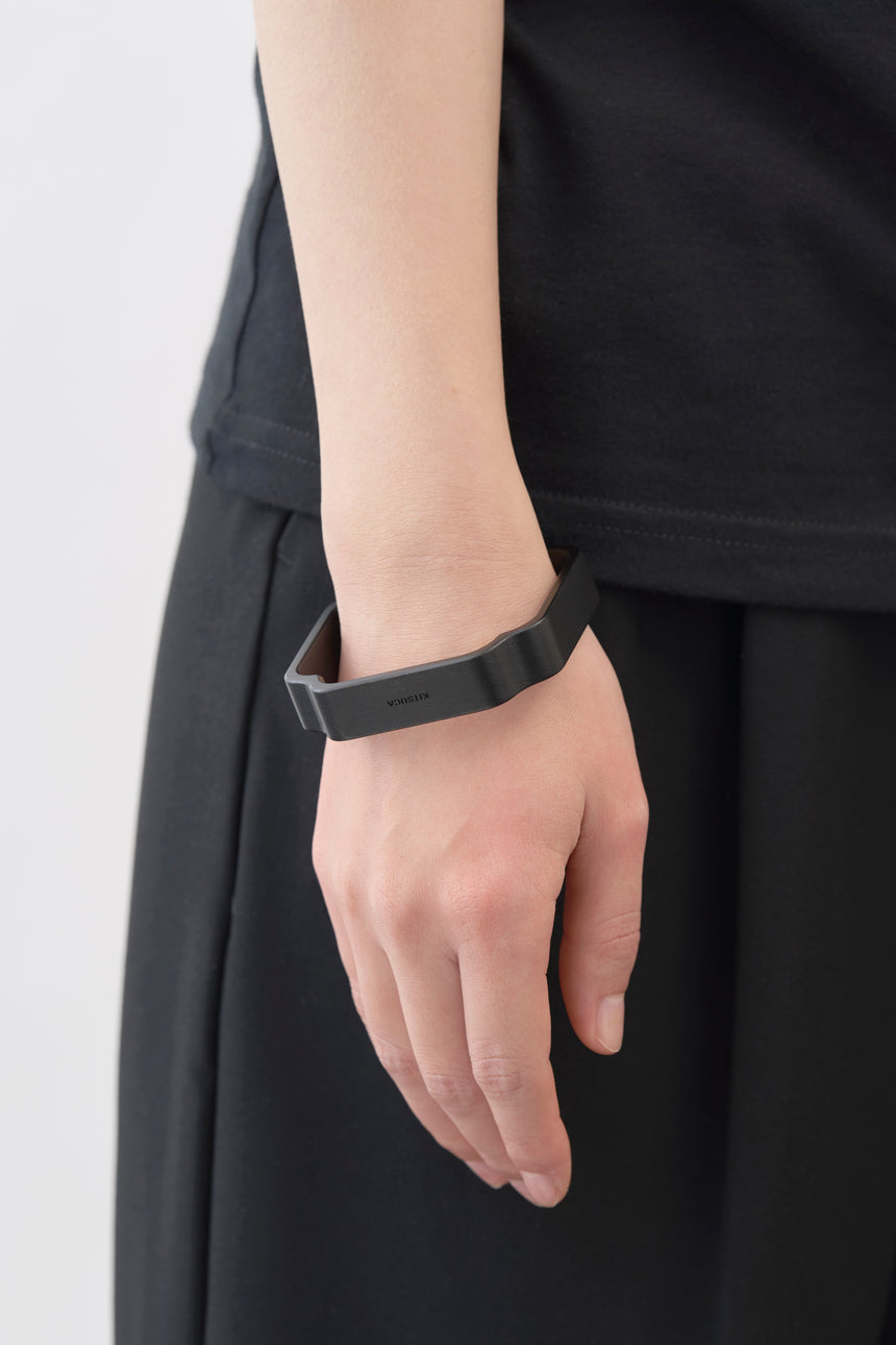 木瓜紋をモチーフにした木製バングルとモデル