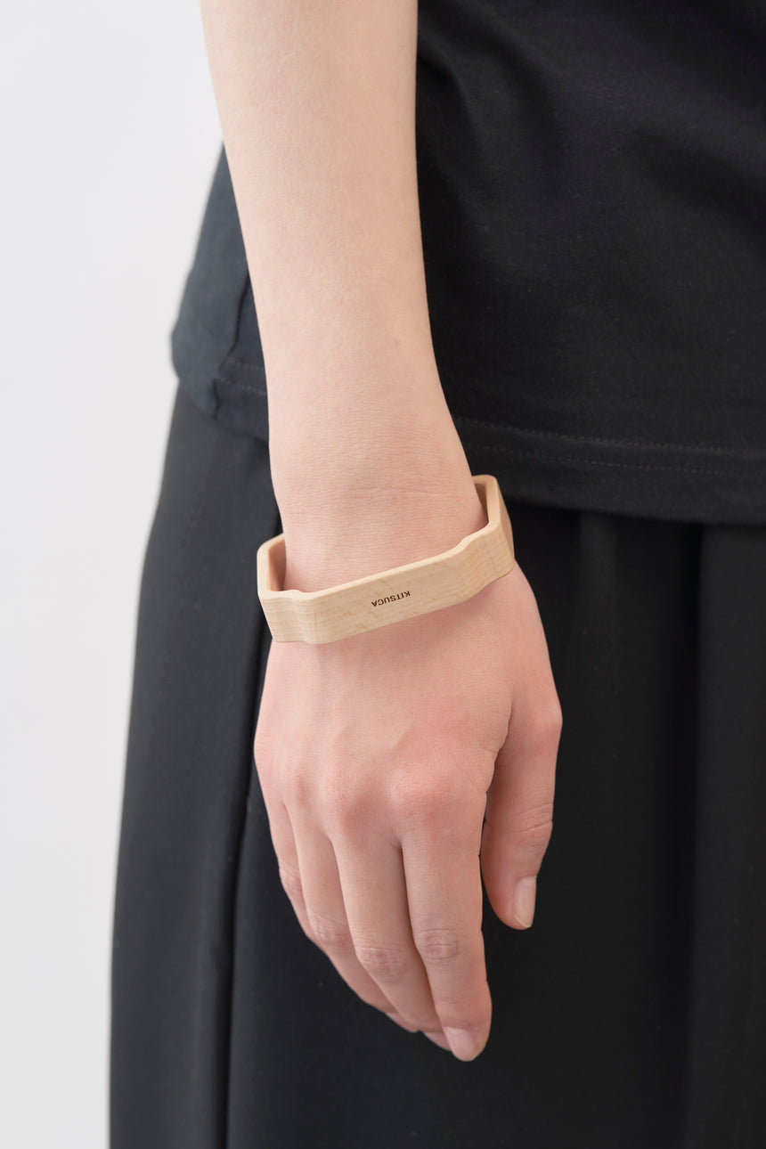 木瓜紋をモチーフにした木製バングルとモデル