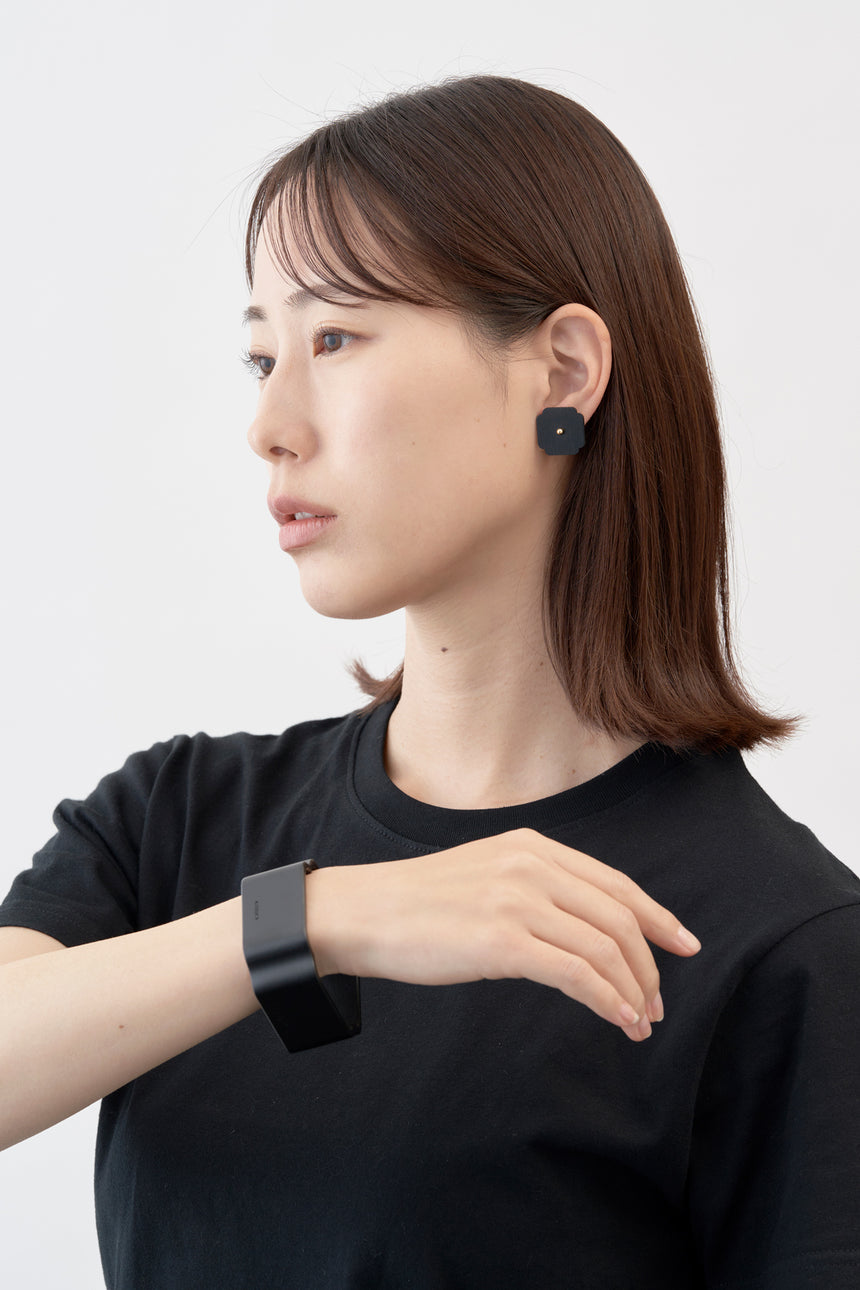 木瓜紋をモチーフにした18Kイエローゴールドの木製ピアスとバングル。