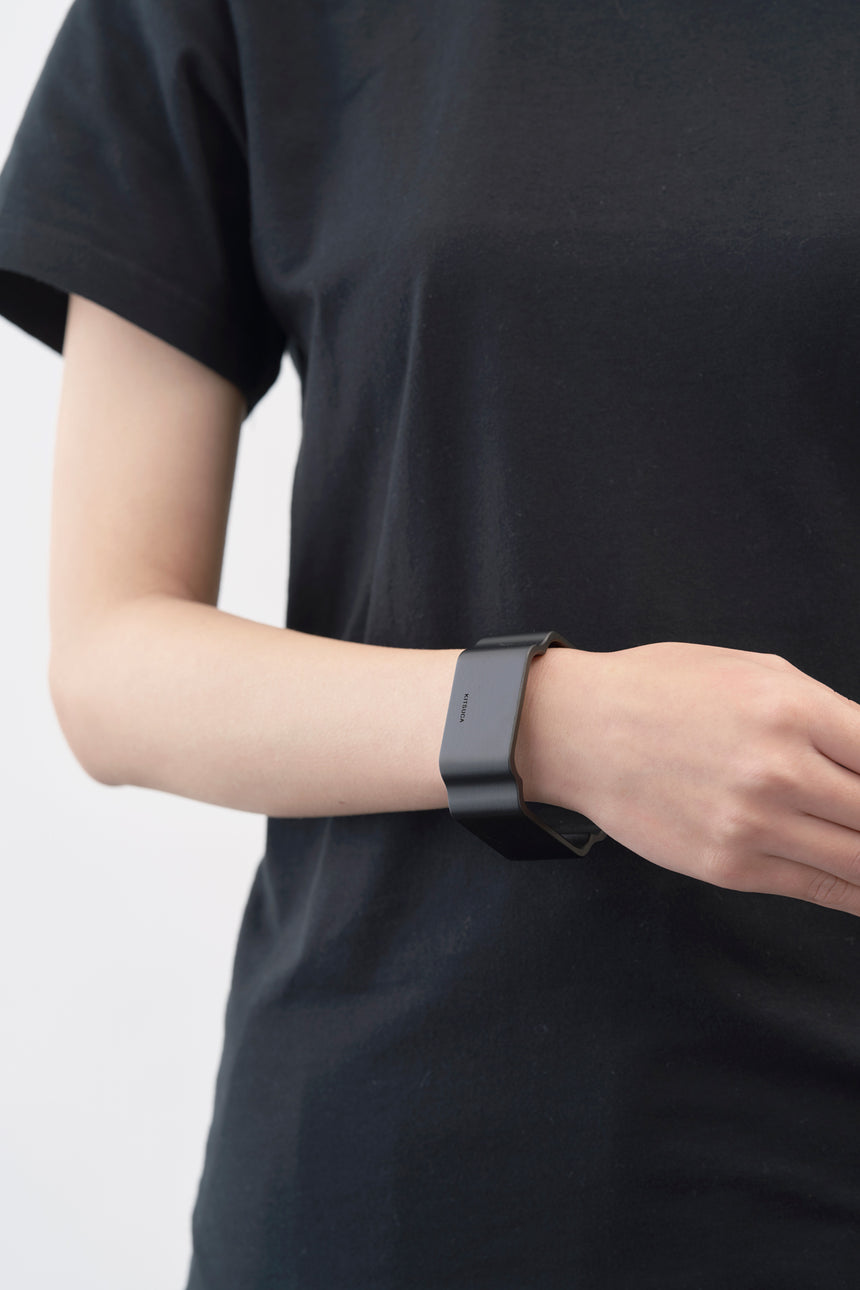 木瓜紋をモチーフにした木製バングルをしたモデル。