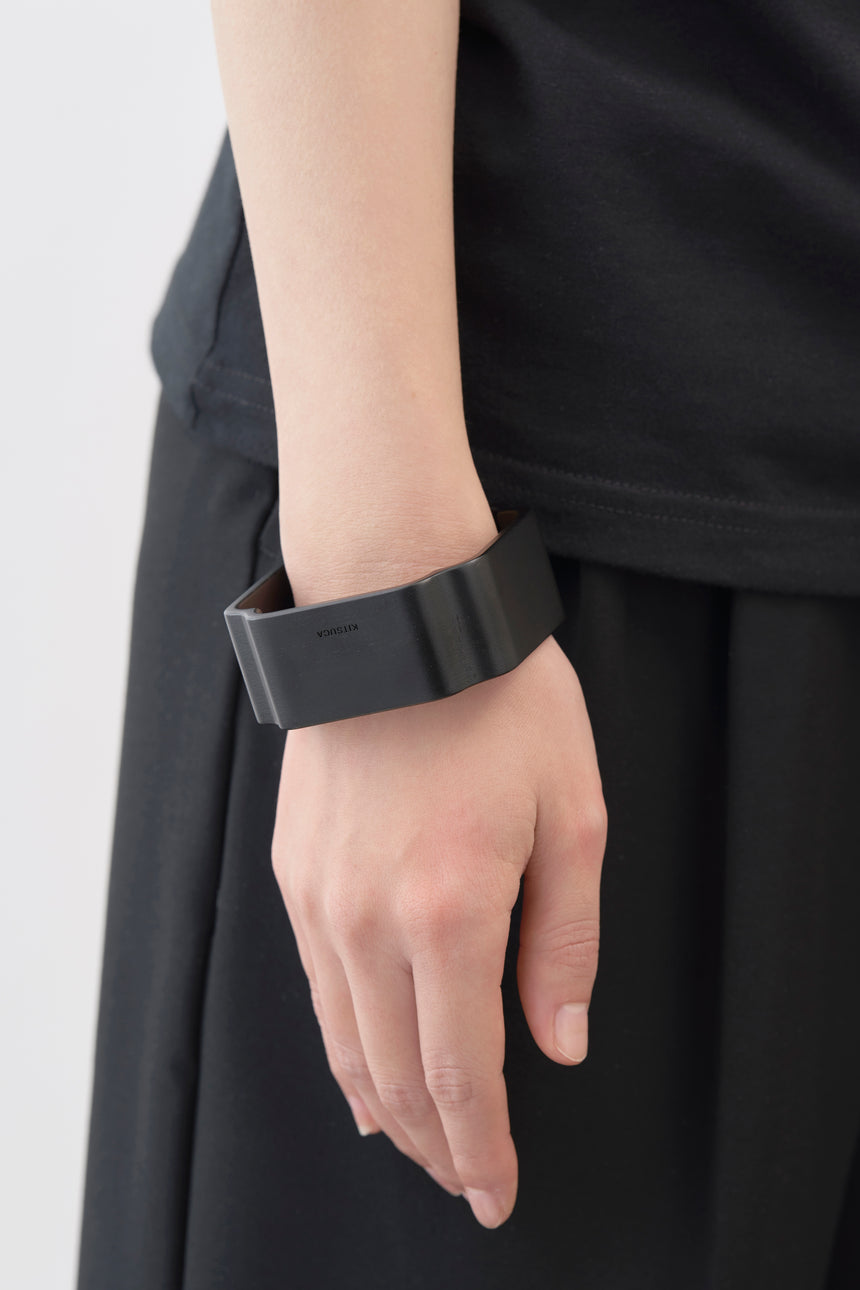 木瓜紋をモチーフにした木製バングルとモデル