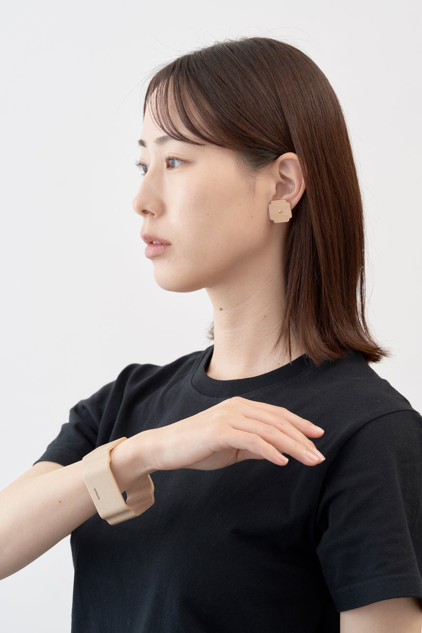 木瓜紋をモチーフにした18Kイエローゴールドの木製ピアスとバングル。