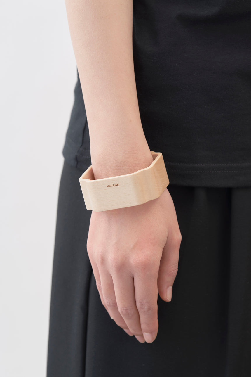 木瓜紋をモチーフにした木製バングルとモデル