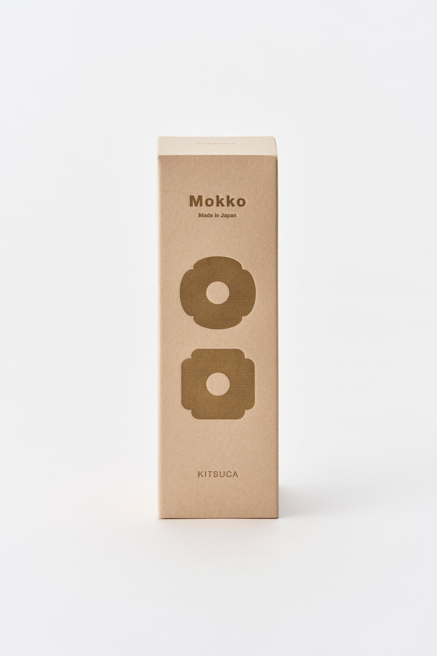 ゴールドの活版印刷が施されたクラフトパッケージ