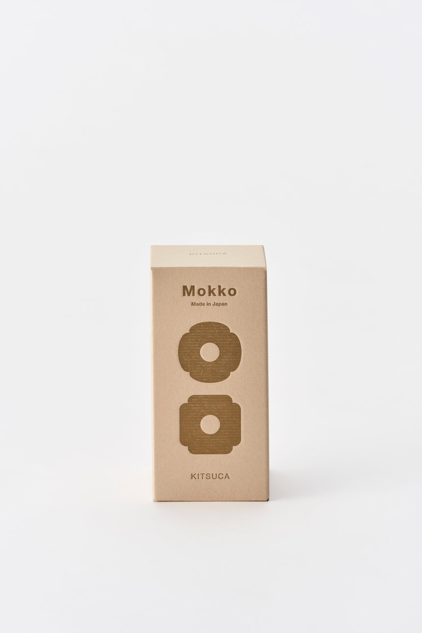 ゴールドの活版印刷が施されたクラフトパッケージ