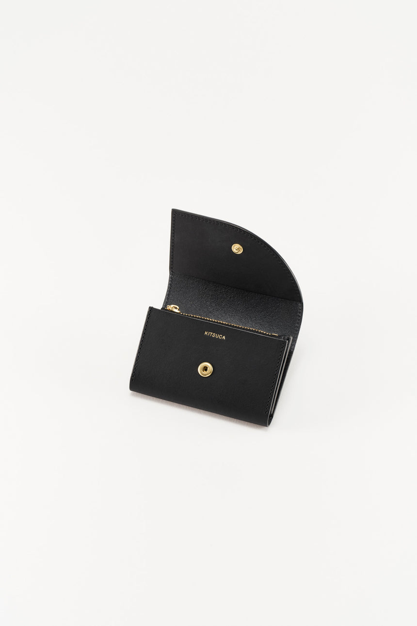 フラップの形状が特徴的なレザーのミニ財布