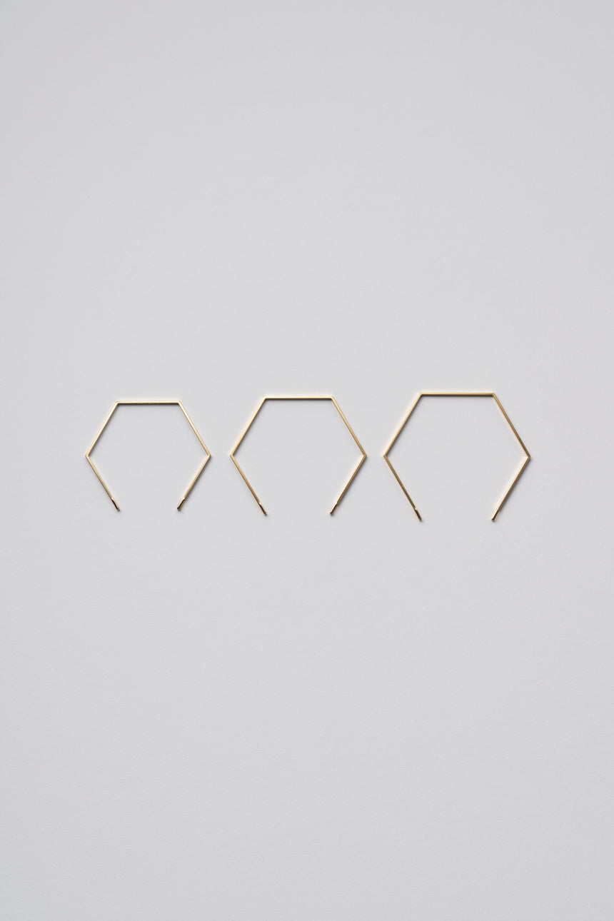 6角形（Hexagon）の形をしたシンプルな、真鍮製アクセサリーのバングルのS,M,Lサイズの写真