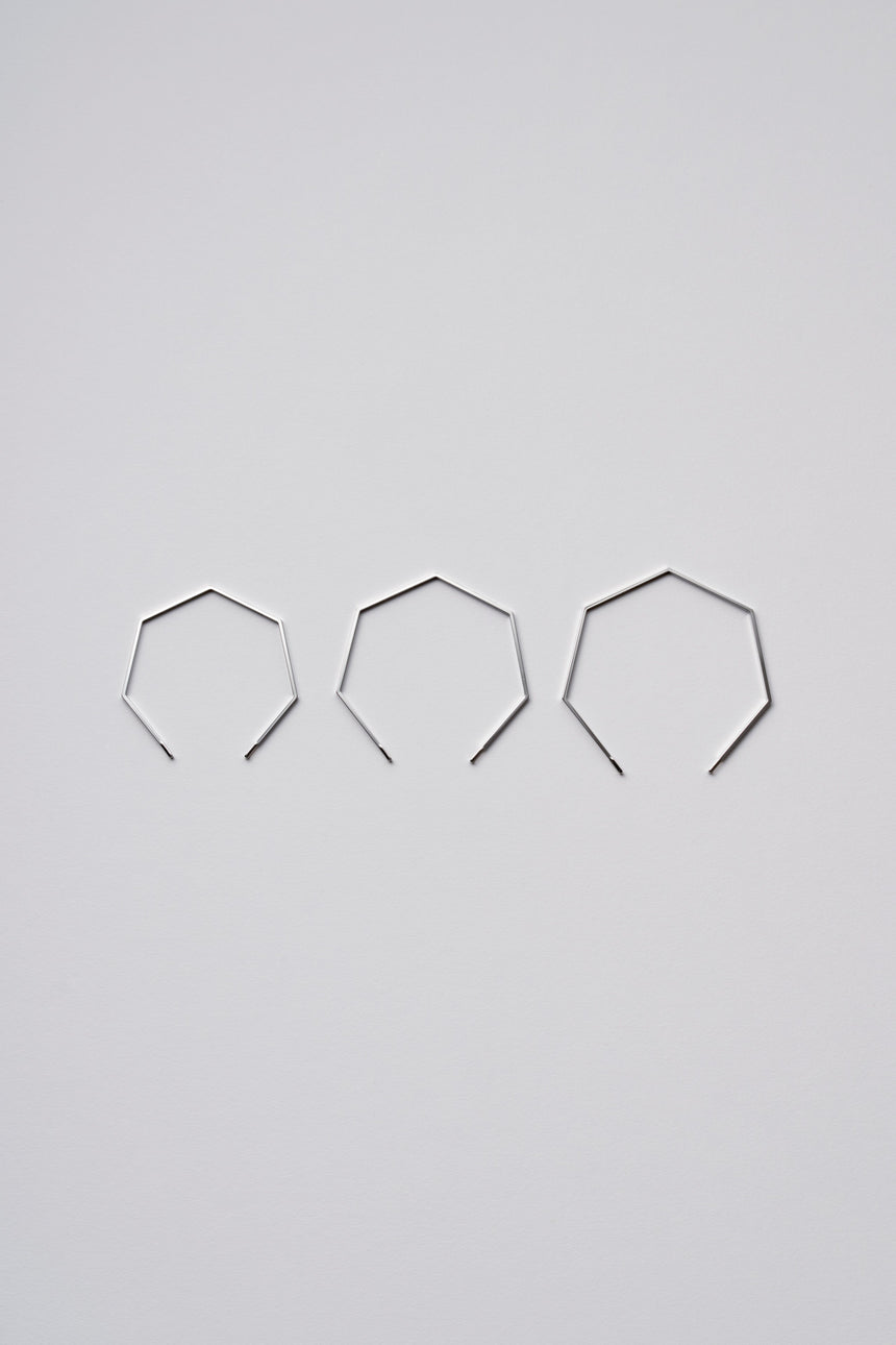7角形の形をしたシンプルな、真鍮製アクセサリーのバングルのS,M,Lサイズ