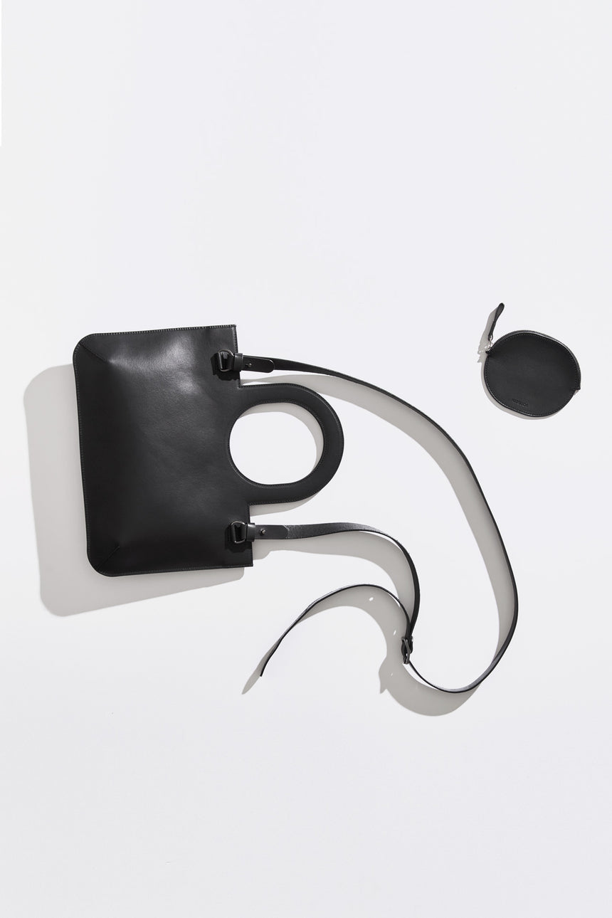 シンプルなレザーのショルダーハンドバッグと楕円のレザーコインケース（ミニウォレット）