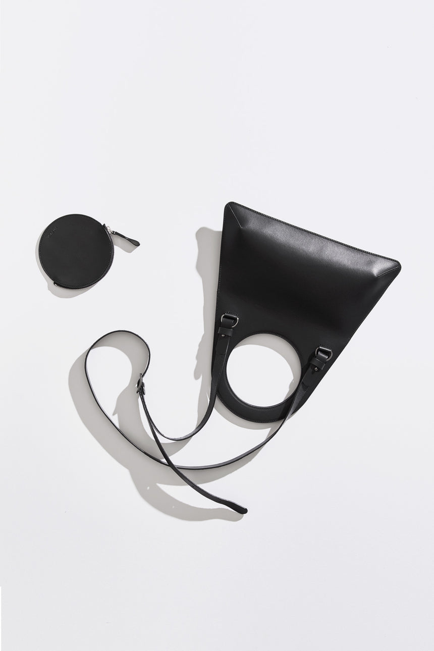 ミニマルなレザーのショルダーハンドバッグと丸型のコインケース（ミニ財布）