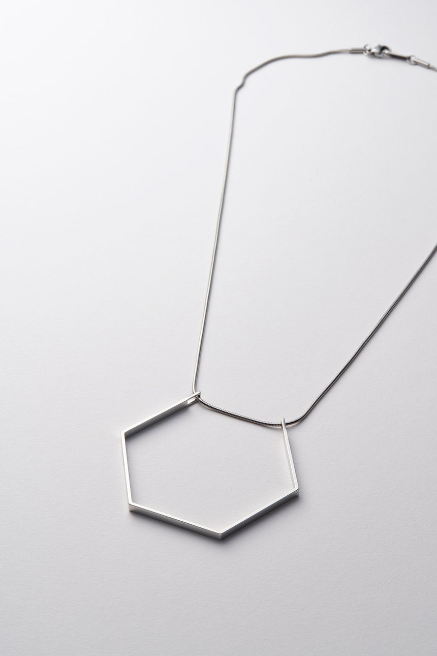 6角形（Hexagon）の形をしたシンプルな、真鍮製アクセサリーのネックレス