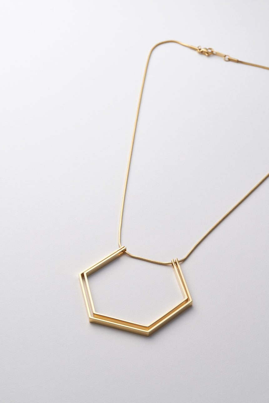 6角形（Hexagon）の形をしたシンプルな、真鍮製アクセサリーのネックレス