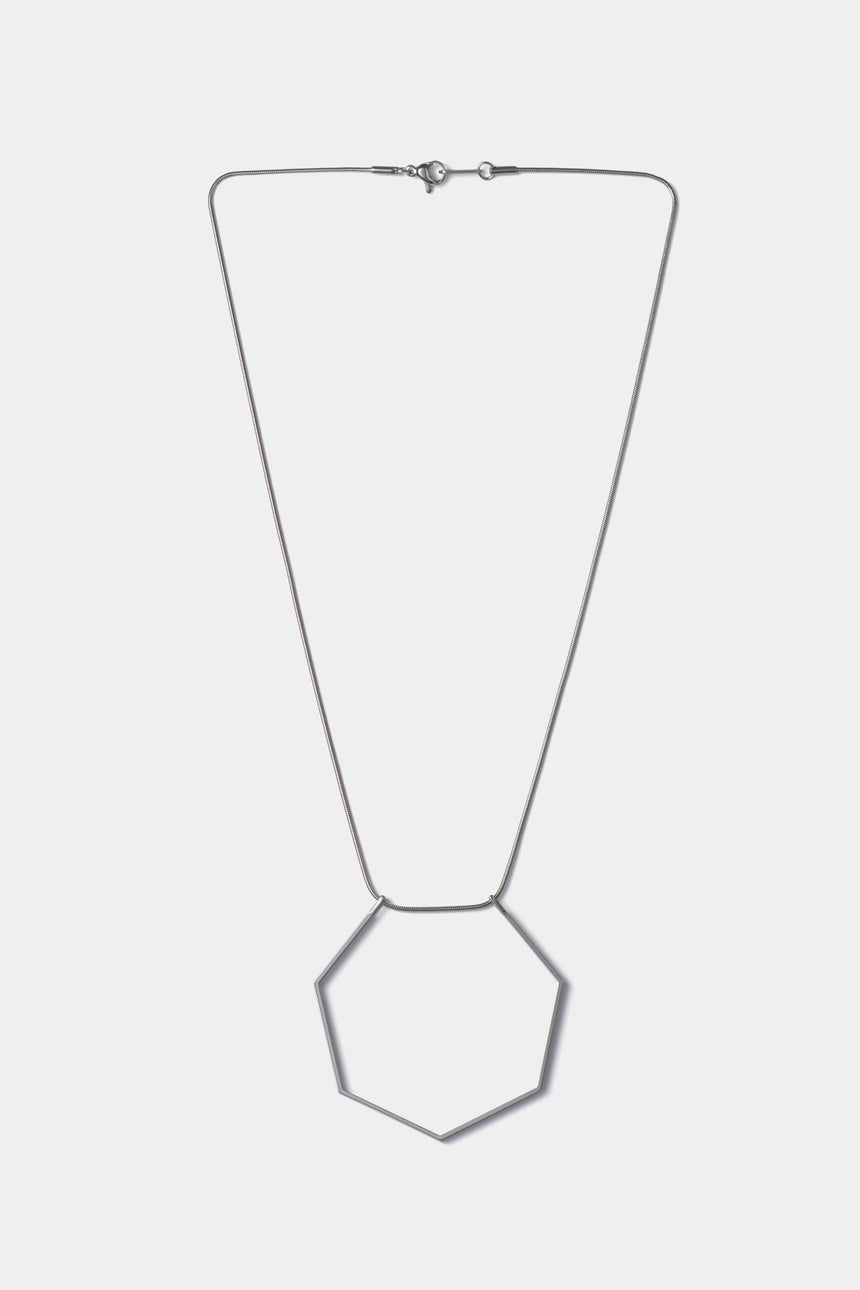 7角形の形をしたシンプルな、真鍮製アクセサリーのネックレス